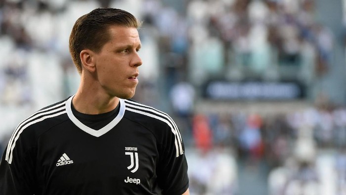 TURIN, ITALY - AUGUST 19:  Wojciech Szczesny goalkeeper of Juventus looks during the Serie A match between Juventus and Cagliari Calcio at Allianz Stadium on August 19, 2017 in Turin, Italy.  (Photo by Pier Marco Tacca/Getty Images)