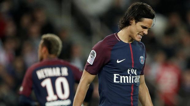Edinson Cavani dan Neymar berebut jadi eksekutor bola mati pada laga lawan Olympique Lyon.
