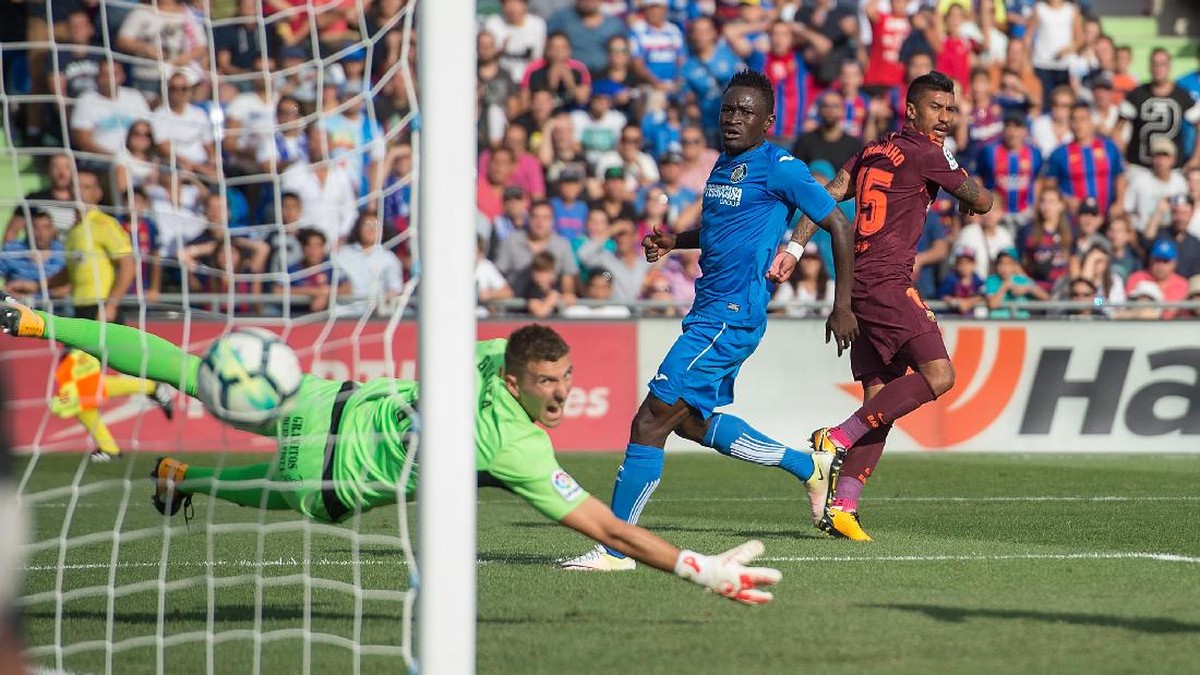 Paulinho saat menjebol gawang Getafe. Foto: Denis Doyle/Getty Images