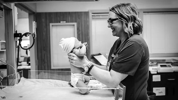 Foto: Potret Hebat Para Perawat Saat Membantu Proses Persalinan