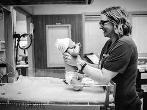 Foto: Potret Hebat Para Perawat Saat Membantu Proses Persalinan