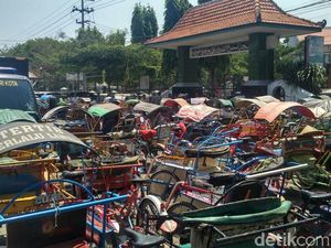 Penghasilan Menurun, Tukang Becak di Kediri Protes Ojek Online