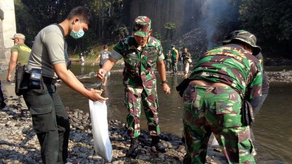 Raider 9 Kostrad Kerja Bakti Bersihkan Sungai Bedadung