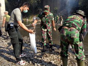 Raider 9 Kostrad Kerja Bakti Bersihkan Sungai Bedadung