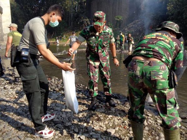 Raider 9 Kostrad Kerja Bakti Bersihkan Sungai Bedadung