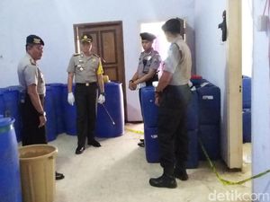 Polisi Bondowoso Gerebek Gudang Pengoplos 6.000 Liter Arak