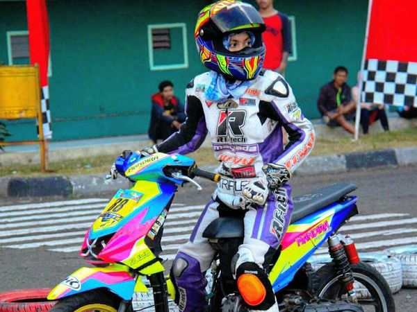Foto: Kintan Mary, Hijabers Imut yang Populer Karena Jadi Pembalap Motor