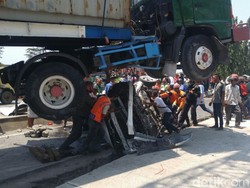 Tak Ada Korban Jiwa di Kecelakaan Truk Gilas Mobil di Semarang