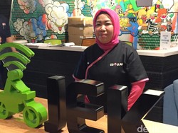 Kisah Inspiratif Ibu Tina Mencari Rezeki: Usia 50 Semangat Kerja Bak Usia 30