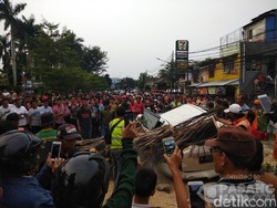 Pohon Tumbang Timpa 2 Mobil di KS Tubun, Lalin Macet