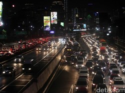Jelang Libur, Lalin Tol Jakarta hingga Bekasi Macet 5 Km