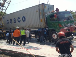 Kengerian Kecelakaan Mobil Terguling Lalu Digilas Truk Kontainer