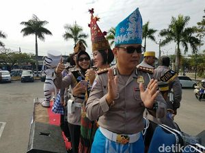 Unik! Polantas di Kendari Berbaju Adat Unik! Polantas di Kendari Berbaju Adat