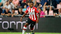 Steven Bergwijn bermain sebagai winger di PSV Eindhoven. Peepakbola 19 tahun ini juga sudah membela Timnas Belanda di berbagai kelompok umur. (Christof Koepsel/Getty Images)