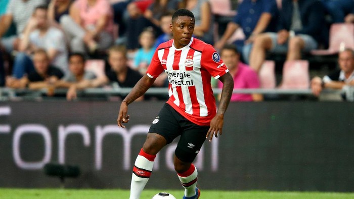 EINDHOVEN, NETHERLANDS - JULY 26:  Steven Bergwijn of Eindhoven runs with the ball during the friendly match between FC Eindhoven and PSV Eindhoven at Philips Stadium on July 26, 2016 in Eindhoven, Netherlands.  (Photo by Christof Koepsel/Getty Images)