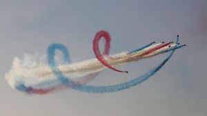 Indahnya! Para Pilot Bermanuver dan Melukis Langit Yunani