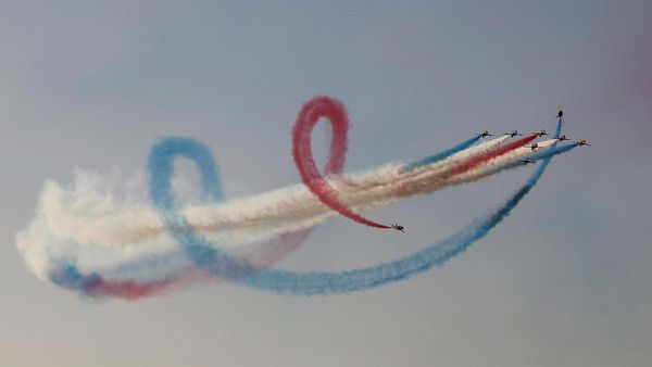 Indahnya! Para Pilot Bermanuver dan Melukis Langit Yunani
