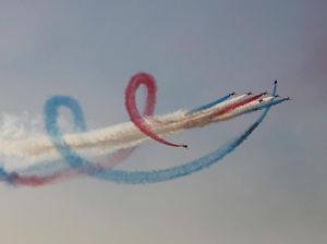 Indahnya! Para Pilot Bermanuver dan Melukis Langit Yunani Indahnya! Para Pilot Bermanuver dan Melukis Langit Yunani