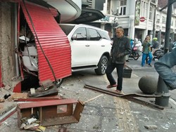 Sopir Mengantuk, Mobil Seruduk Toko Buku di Braga Bandung