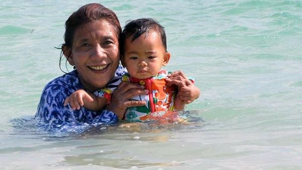 Susi Ngajak Cucu Main di Pantai