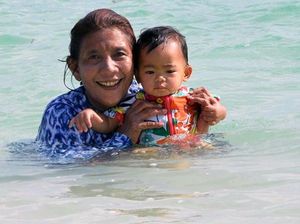 Susi Ngajak Cucu Main di Pantai Susi Ngajak Cucu Main di Pantai
