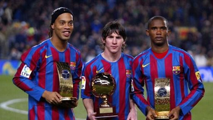 FC Barcelona's Brazilian Ronaldinho(L) Samuel Eto'o (R) of Cameroon  hold the trophies of FIFA World Player of the Year and Argentinian Leo Messi with his Golden Boy trophy   before the Spanish League football match against Celta at the Camp Nou stadium in Barcelona, 20 December 2005. AFP PHOTO/CESAR RANGEL / AFP PHOTO / CESAR RANGEL