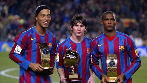 FC Barcelona's Brazilian Ronaldinho(L) Samuel Eto'o (R) of Cameroon  hold the trophies of FIFA World Player of the Year and Argentinian Leo Messi with his Golden Boy trophy   before the Spanish League football match against Celta at the Camp Nou stadium in Barcelona, 20 December 2005. AFP PHOTO/CESAR RANGEL / AFP PHOTO / CESAR RANGEL