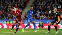 Liverpool mengurung pertahanan Leicester di sisa waktu. Namun, tim besutan Juergen Klopp itu tak bisa bikin gol. Foto: Darren Staples/Reuters