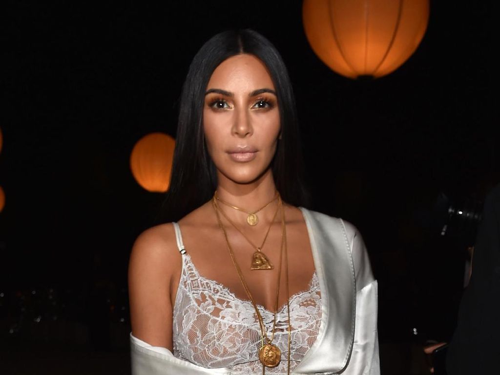 Kulit Merah dan Bersisik, Ini Cara Kim Kardashian Mengobatinya Kulit Merah dan Bersisik, Ini Cara Kim Kardashian Mengobatinya