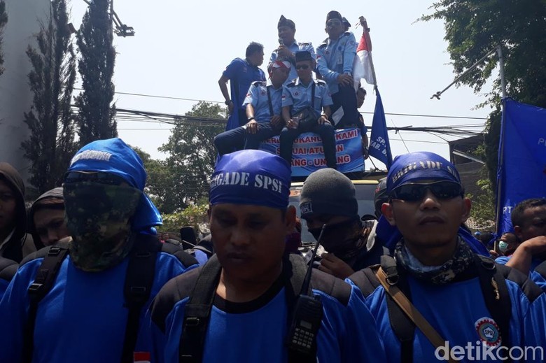 Seribuan Buruh PT PanAsia Bandung Demo Tolak PHK Sepihak