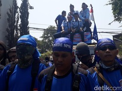 Seribuan Buruh PT PanAsia Bandung Demo Tolak PHK Sepihak