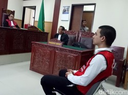 Tangis Axel Matthew Thomas Dengar Vonis Hakim Lebih Ringan Dua Bulan