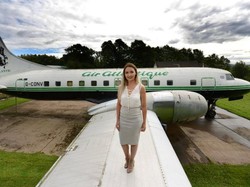 Tak Disangka, Dalam Pesawat Jadul Ini Ternyata Ada Salon Mewah