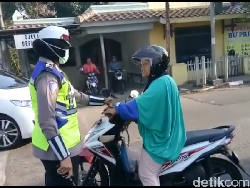 Viral Video Emak-emak Pelanggar Lalin Ngamuk Saat Ditegur Polwan