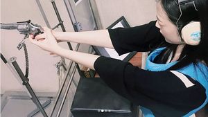 Wah! Ini Gaya Sulli Eks Member Girlband f(x) Lakukan Olahraga Menembak