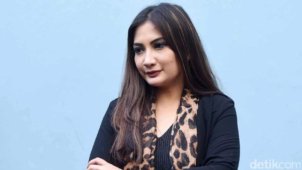 Serba Hitam, Duka Natalie Sarah untuk Ibunda