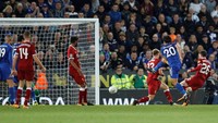 Sebaliknya, Leicester lebih efisien. Dengan peluang yang lebih sedikit, The Foxes mampu unggul 1-0 melalui gol Shinji Okazaki pada menit ke-65. Foto: Darren Staples/Reuters
