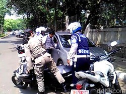 Kena Razia Parkir Liar, Pengendara Mobil Ini Nyaris Tabrak Satpol PP