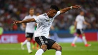Benjamin Henrichs adalah jebolan akademi Bayer Leverkusen dan masih memperkuat klub Jerman itu hingga kini. Dia berposisi sebagai full back.  (Mouhtaropoulos/Getty Images)