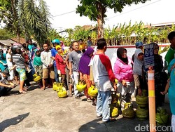 Antre Elpiji 3 Kg Sejak Pagi, Ternyata Harus Setor Copy KTP dan KK