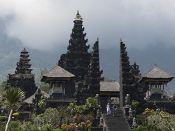 Status Awas Gunung Agung, Gubernur Bali Berdoa di Pura Besakih