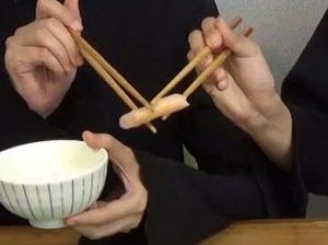 Saat Bersantap di Resto Jepang, 10 Hal Ini Terlarang Dilakukan dengan Sumpit (2)