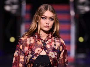 Gigi Hadid Percaya Diri, Itu Bulu Ketiak atau Noda Hitam?