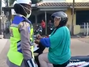 Ternyata Emak-emak Ini Dulu Juga Pernah Ngamuk Saat Ditegur Polisi