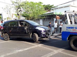 Ertiga Seruduk Innova Sedang Parkir di Belakang Balai Kota