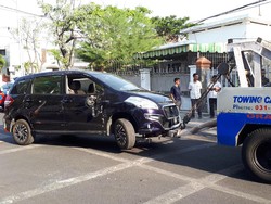 Ertiga Seruduk Innova Sedang Parkir di Belakang Balai Kota
