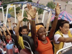 Pacu Adrenalin dengan Naik Deretan Roller Coaster Unik di Jepang