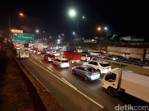 H-4 Natal, Kakorlantas: Lonjakan Kendaraan di Tol Japek Capai 40%