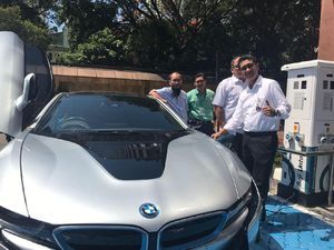 BMW i8 Ngecas di SPLU Milik PLN