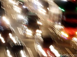 Truk Patah As di Tol Cikarang, Lalin Padat 10 Km